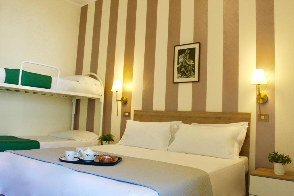 Postel nebo postele na pokoji v ubytování King Hotel