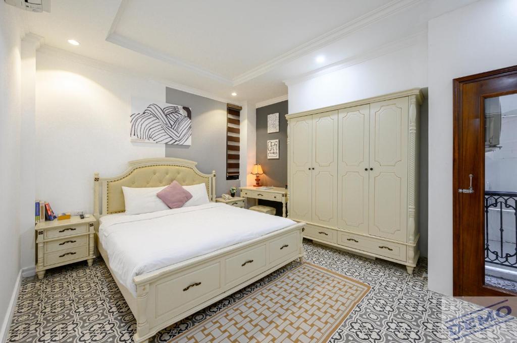 Postel nebo postele na pokoji v ubytování Luxe Paradise Suites Dich Vong Hau