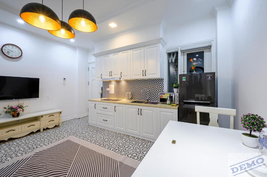 Kuchyň nebo kuchyňský kout v ubytování Luxe Paradise Suites Dich Vong Hau