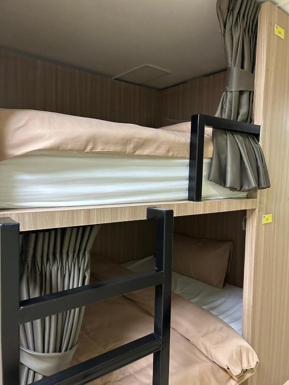 Palanda nebo palandy na pokoji v ubytování OD Hostel