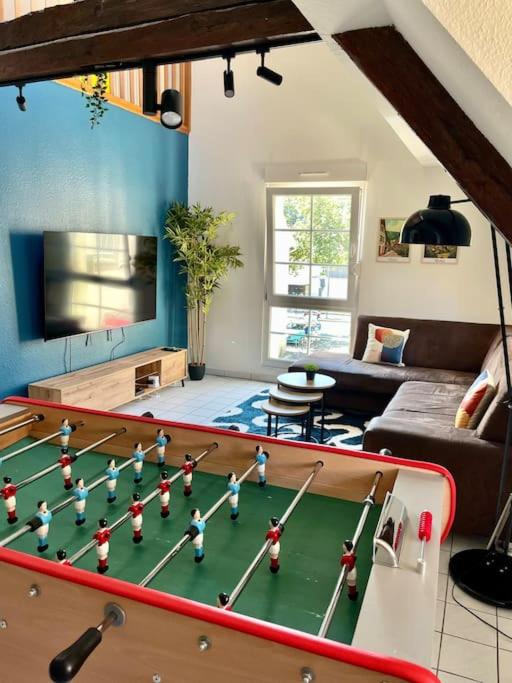 d'un salon avec une table et un canapé-lit. dans l'établissement Appartement cosy au centre-ville avec garage, à Sélestat