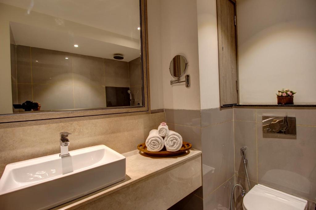 Koupelna v ubytování Rhythm Gurugram Hotel & Suites, Sohna Road