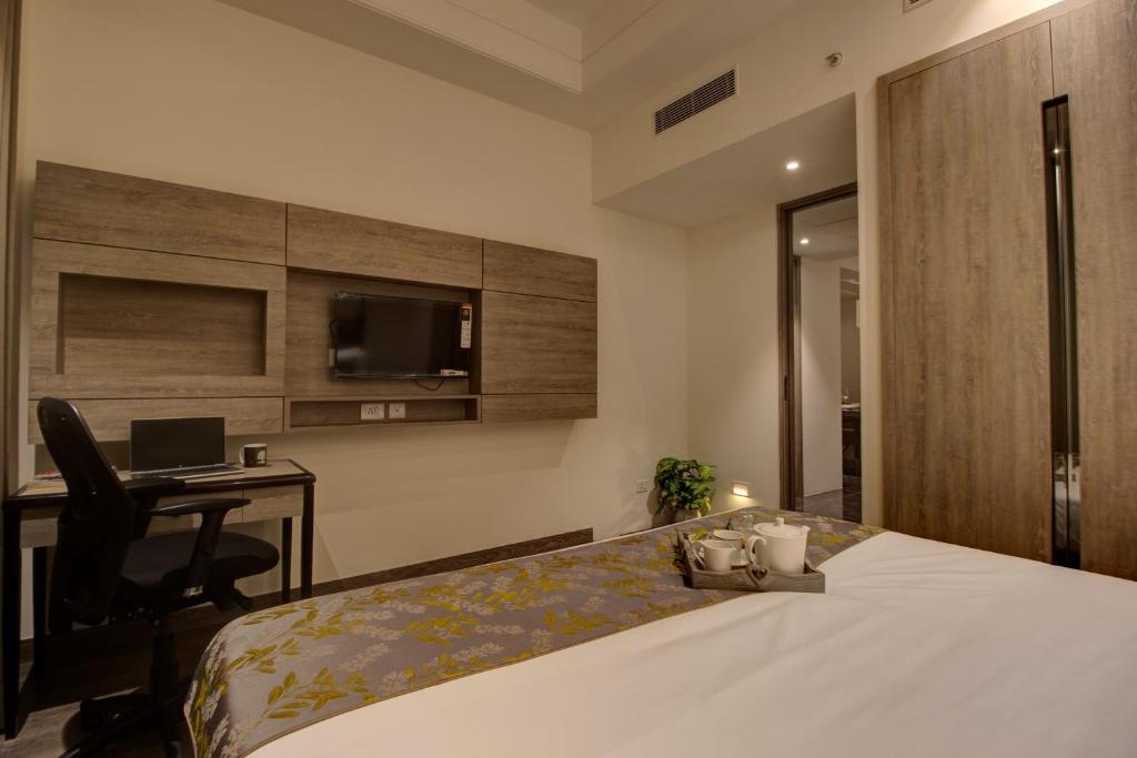 Postel nebo postele na pokoji v ubytování Rhythm Gurugram Hotel & Suites, Sohna Road