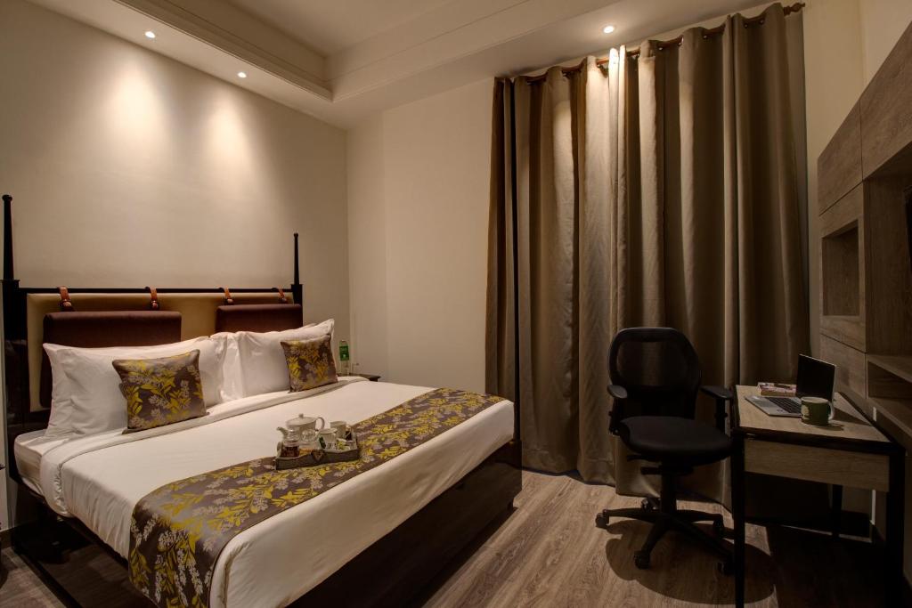 Postel nebo postele na pokoji v ubytování Rhythm Gurugram Hotel & Suites, Sohna Road