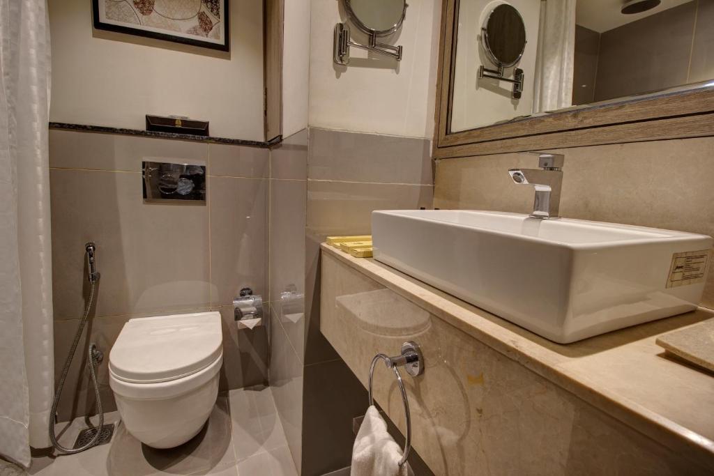 Koupelna v ubytování Rhythm Gurugram Hotel & Suites, Sohna Road