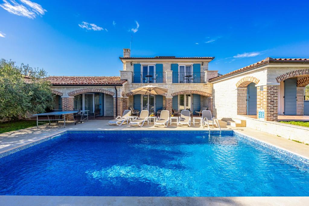 Villa Bosco in Medulin with sea view and private pool only 300 meters from the beach