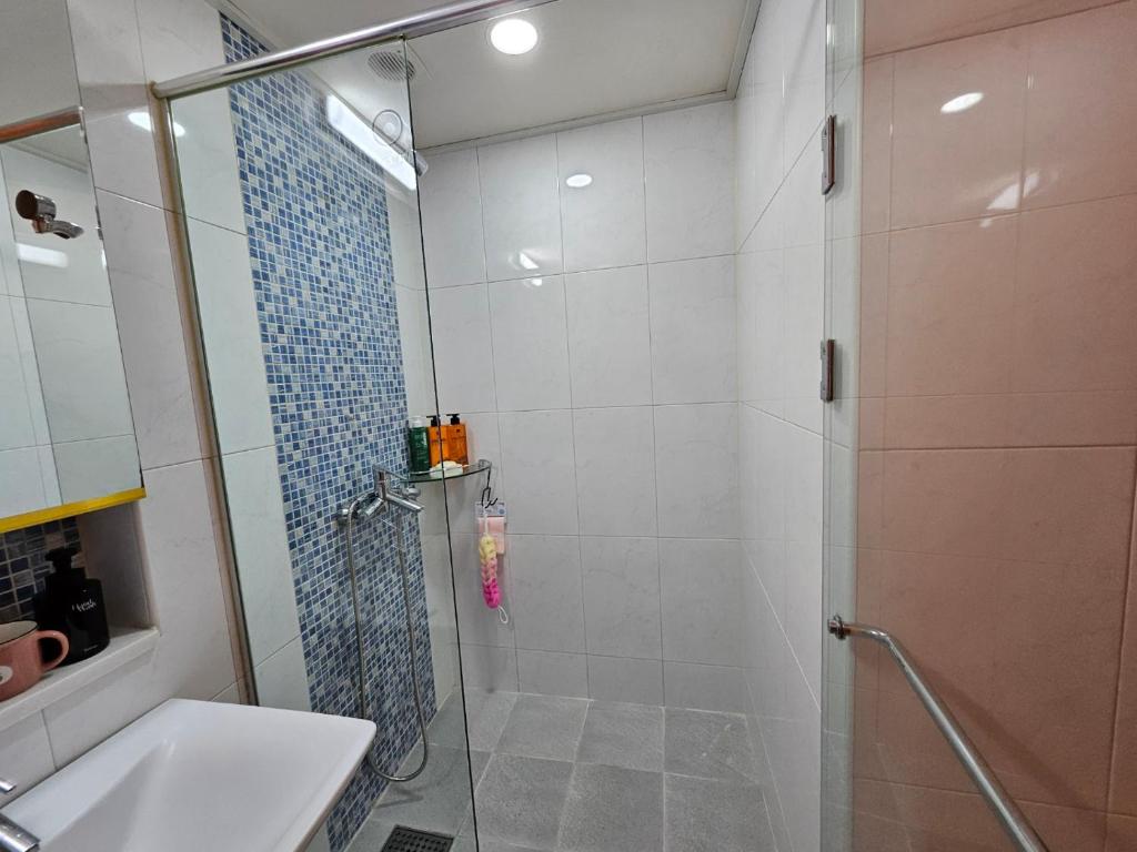 Gangnam Yeoksam Station Full-option Remodeling New Houseにあるバスルーム