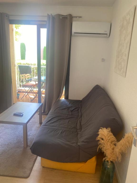 Ce lit se trouve dans un dortoir doté d'une table et d'une terrasse. dans l'établissement Sci des fontaines, à Six-Fours-les-Plages