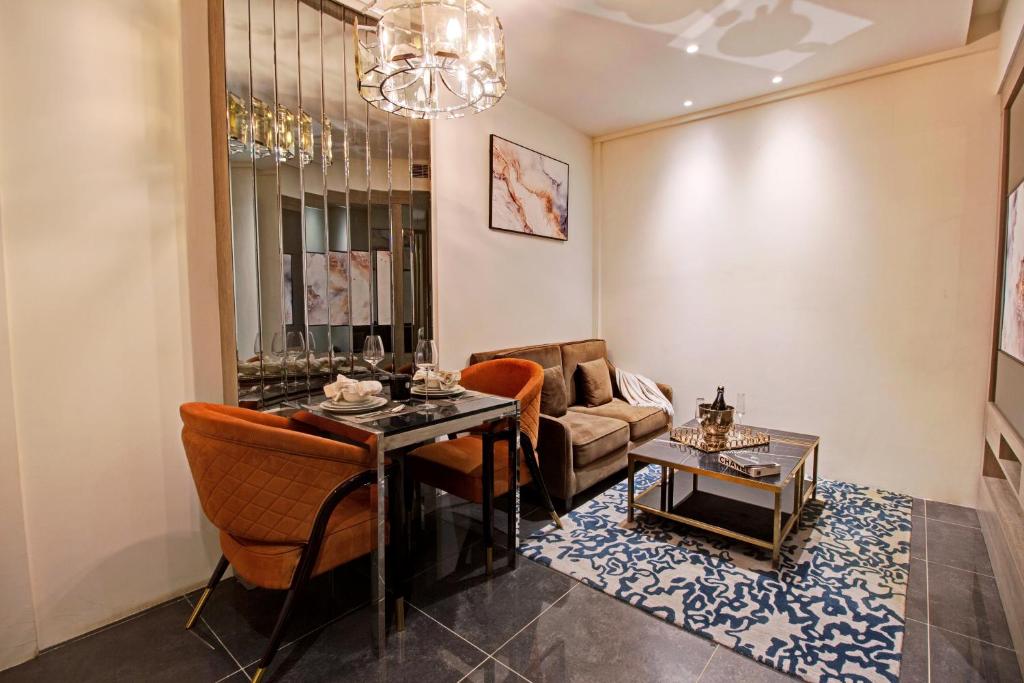 Posezení v ubytování Rhythm Gurugram Hotel & Suites, Sohna Road
