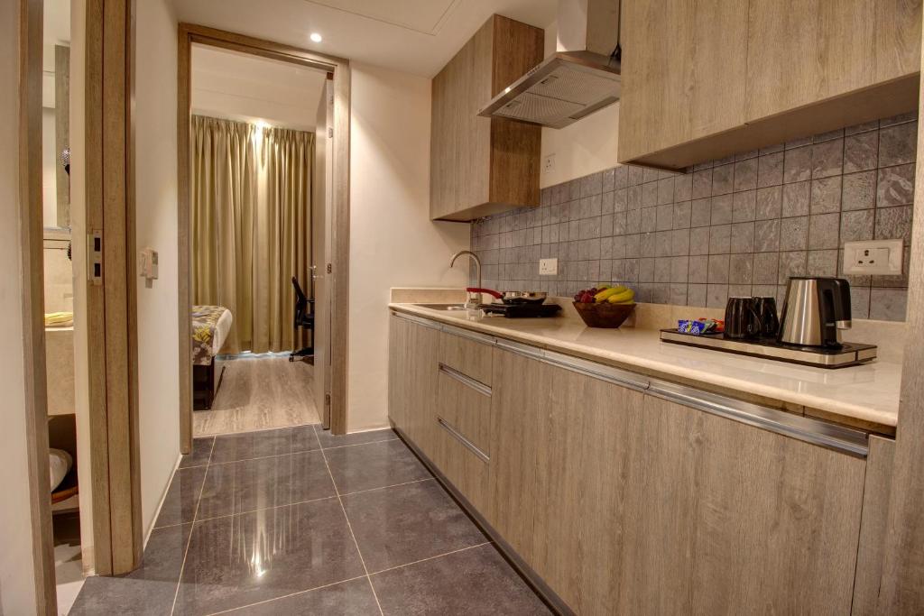 Kuchyň nebo kuchyňský kout v ubytování Rhythm Gurugram Hotel & Suites, Sohna Road