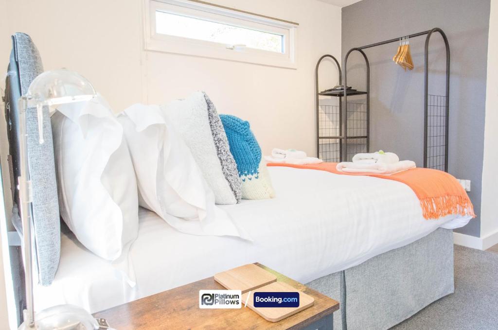 a bedroom with a bed with white sheets and pillows at Compact 1BR Studio, Fast Wi-Fi & Kitchenette, Great for Short Stays & Monthly Bookings in Little Marlow