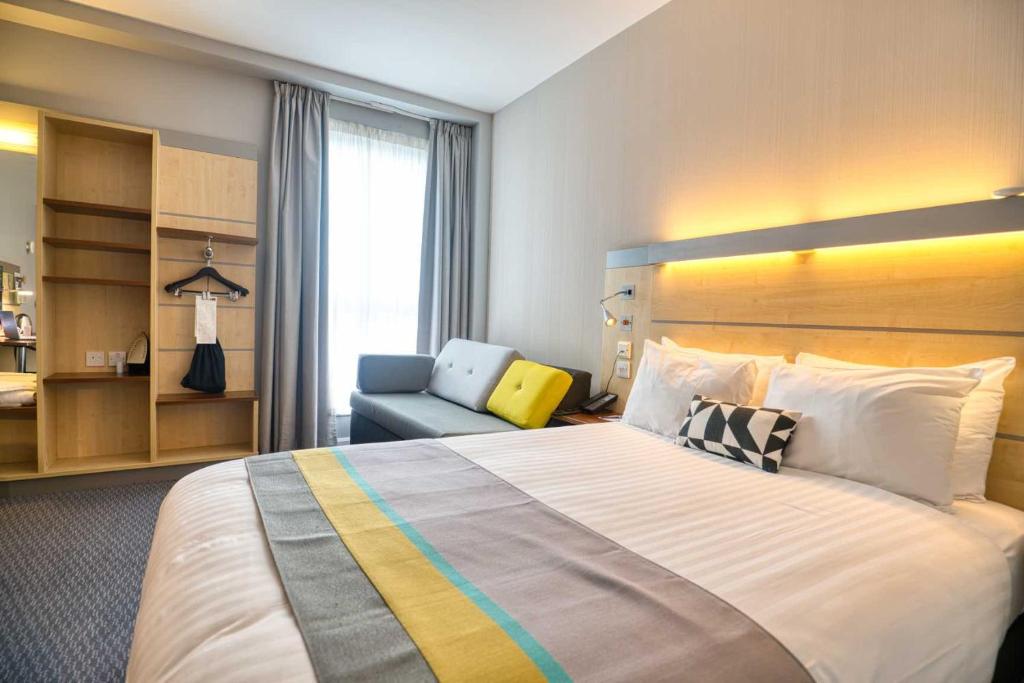 Holiday Inn Express Hull City Centre, an IHG Hotel - Standard Double Room With Sofa Bed