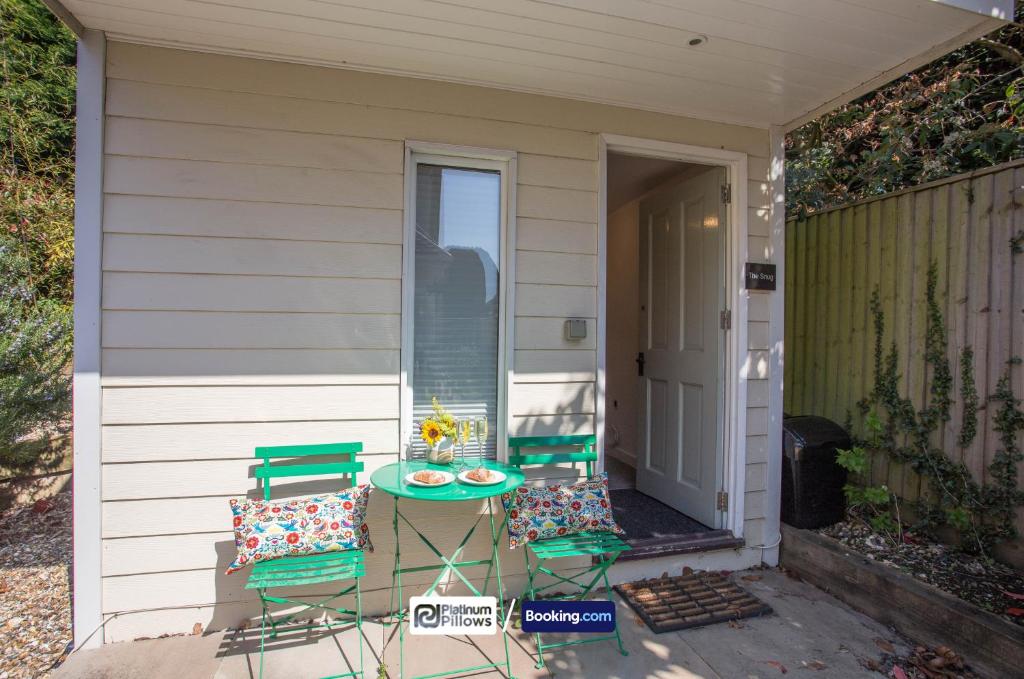 a patio with a table and chairs on a porch at Compact 1BR Studio, Fast Wi-Fi & Kitchenette, Great for Short Stays & Monthly Bookings in Little Marlow