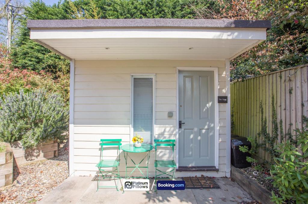 a small shed with a table and chairs on a patio at Compact 1BR Studio, Fast Wi-Fi & Kitchenette, Great for Short Stays & Monthly Bookings in Little Marlow