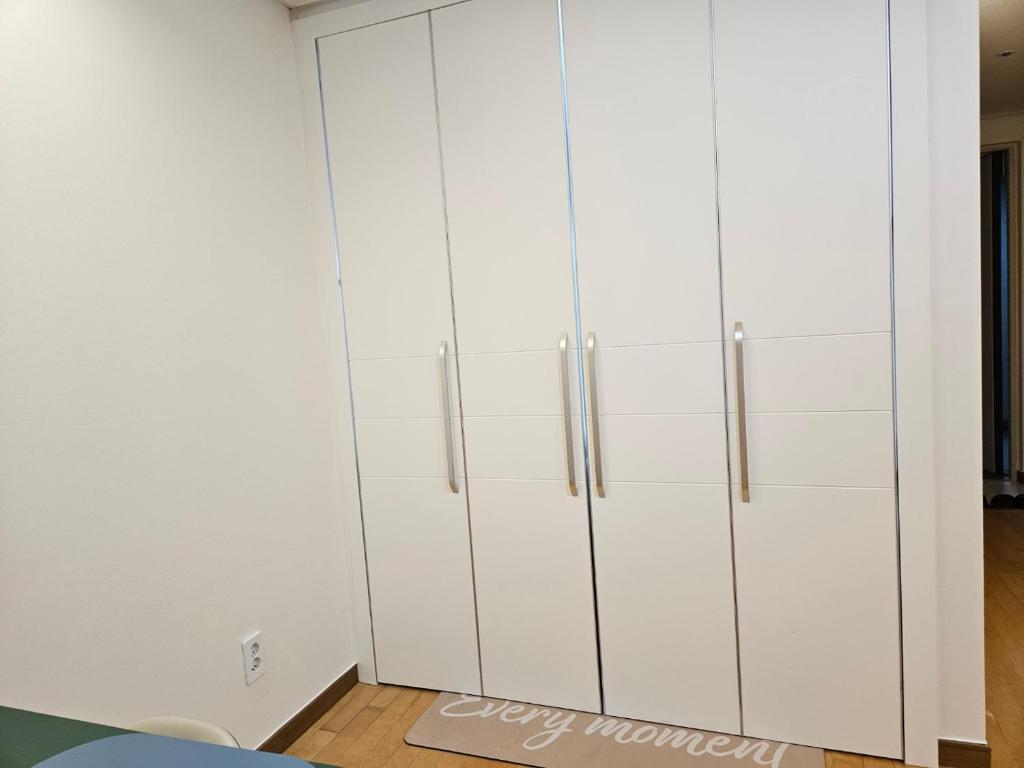 ソウルにあるGangnam Yeoksam Station Full-option Remodeling New Houseのギャラリーの写真