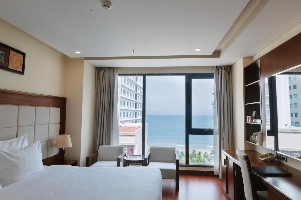 Postel nebo postele na pokoji v ubytování Grand Sea Hotel Danang