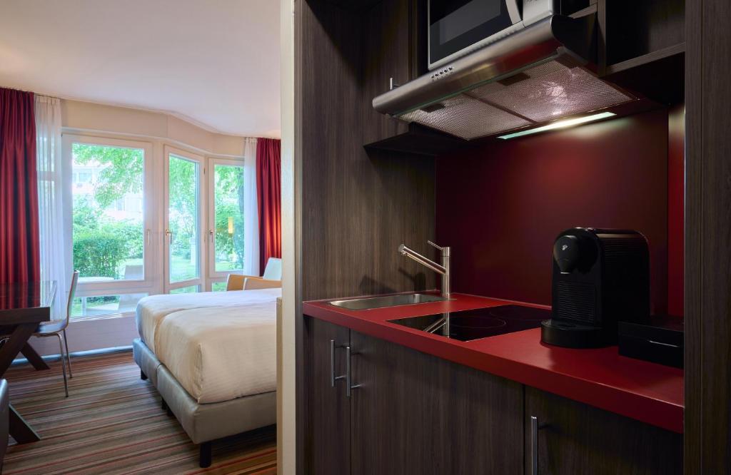 Kuchyň nebo kuchyňský kout v ubytování Leonardo Hotel Muenchen City West
