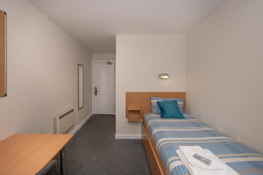 Postel nebo postele na pokoji v ubytování Victoria Lodge - UCC Summer Beds