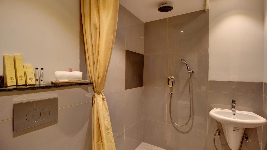 Koupelna v ubytování Rhythm Gurugram Hotel & Suites, Sohna Road