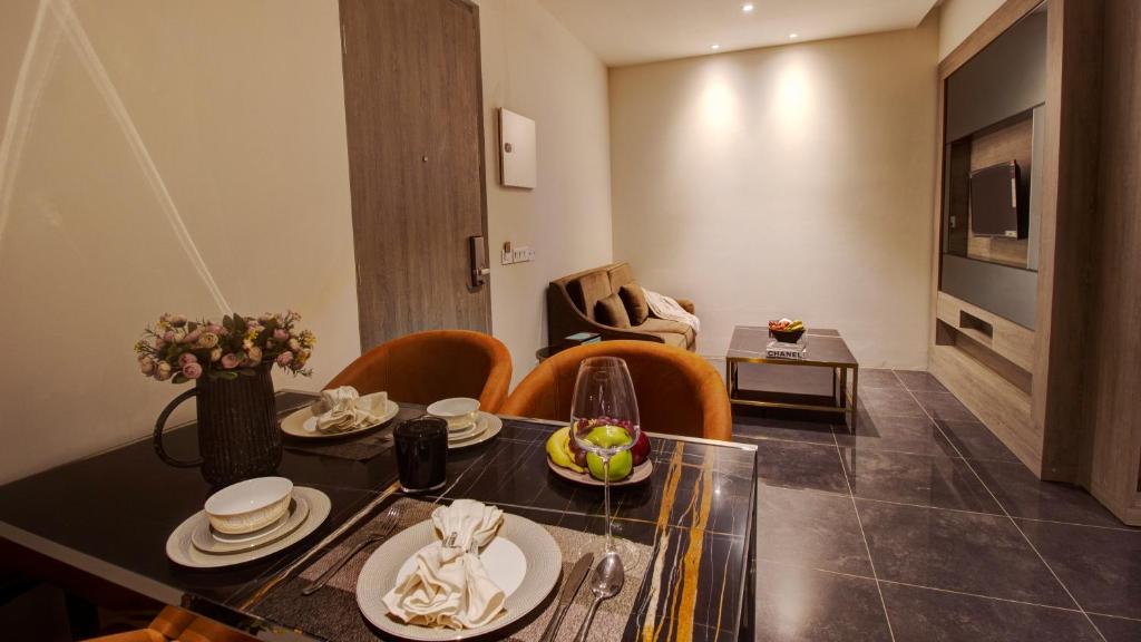 Posezení v ubytování Rhythm Gurugram Hotel & Suites, Sohna Road