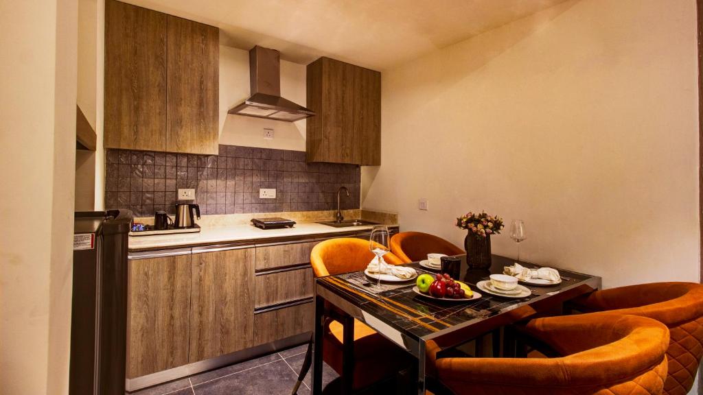 Kuchyň nebo kuchyňský kout v ubytování Rhythm Gurugram Hotel & Suites, Sohna Road