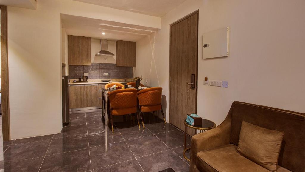 Kuchyň nebo kuchyňský kout v ubytování Rhythm Gurugram Hotel & Suites, Sohna Road