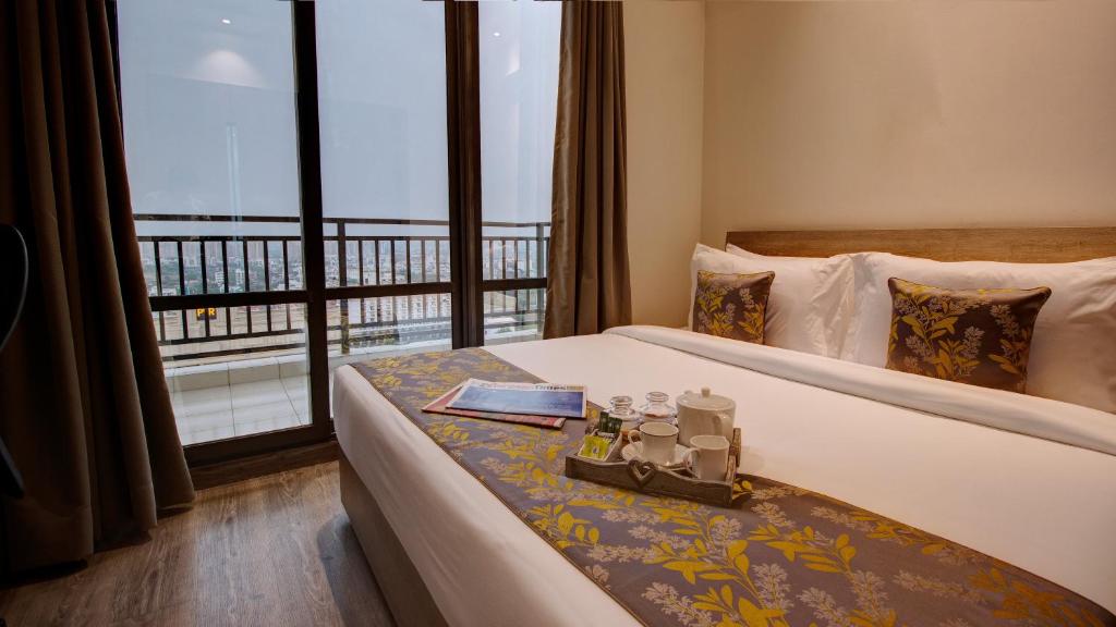 Postel nebo postele na pokoji v ubytování Rhythm Gurugram Hotel & Suites, Sohna Road