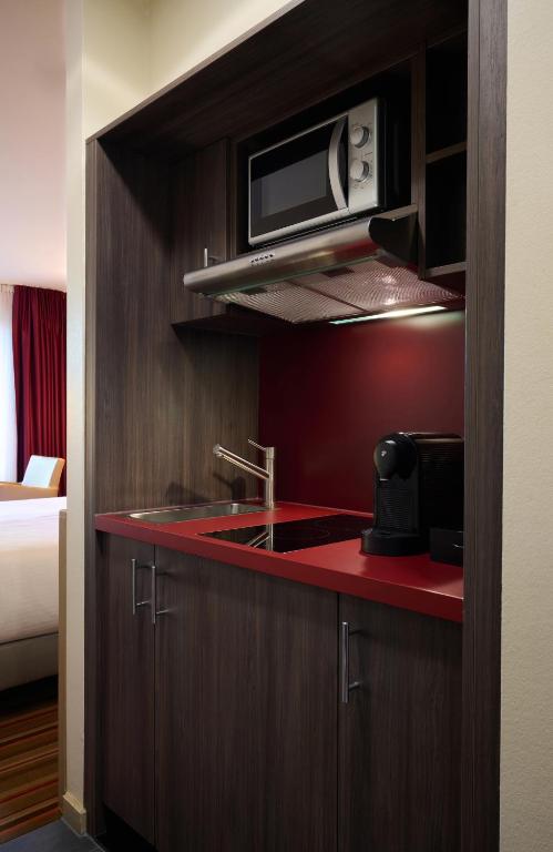 Kuchyň nebo kuchyňský kout v ubytování Leonardo Hotel Muenchen City West
