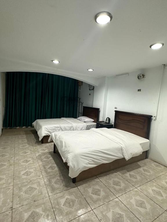 Postel nebo postele na pokoji v ubytování QinFu HOTEL