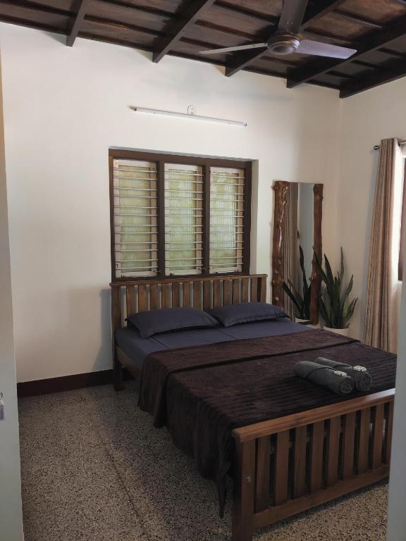 Postel nebo postele na pokoji v ubytování Glanwoods Inn - 2BHK Independent Private house in Mangalore - Pets allowed