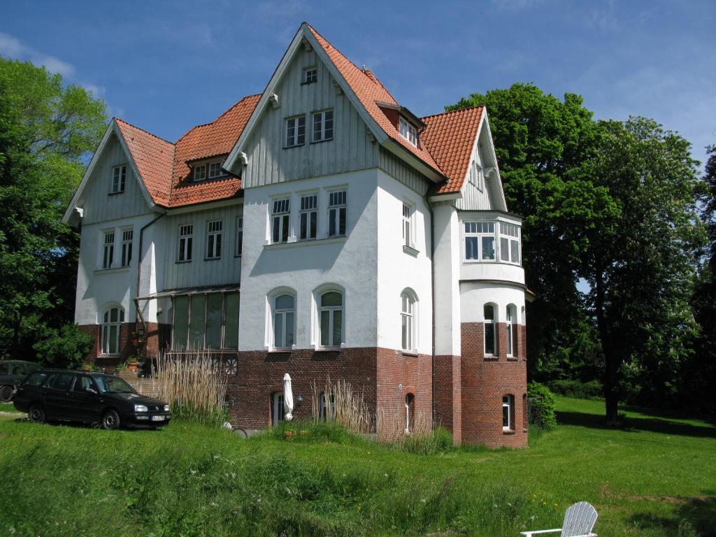 ein großes Haus mit einem davor geparkt in der Unterkunft Ziegeleivilla in Glücksburg