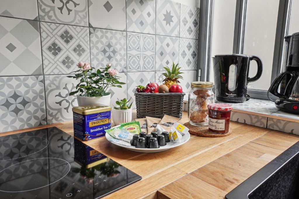 - un comptoir de cuisine avec une plaque de cuisson dans l'établissement Lavie Maison - Charm in Marais, à Paris