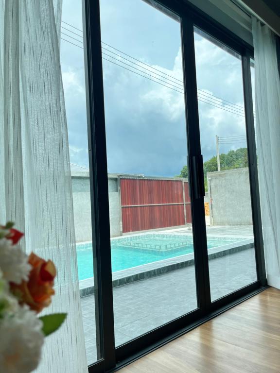 Bazén v ubytování Arun Siri Pool Villa Aonang nebo v jeho okolí