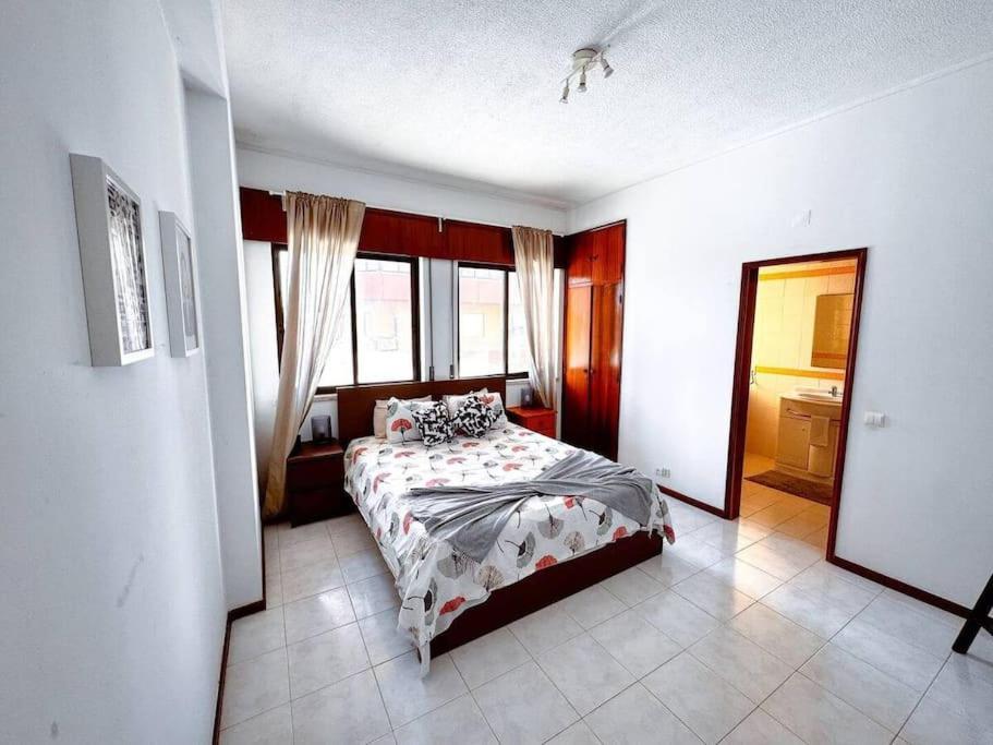 een slaapkamer met een bed in een kamer bij Big Private Room W bathroom in Oeiras