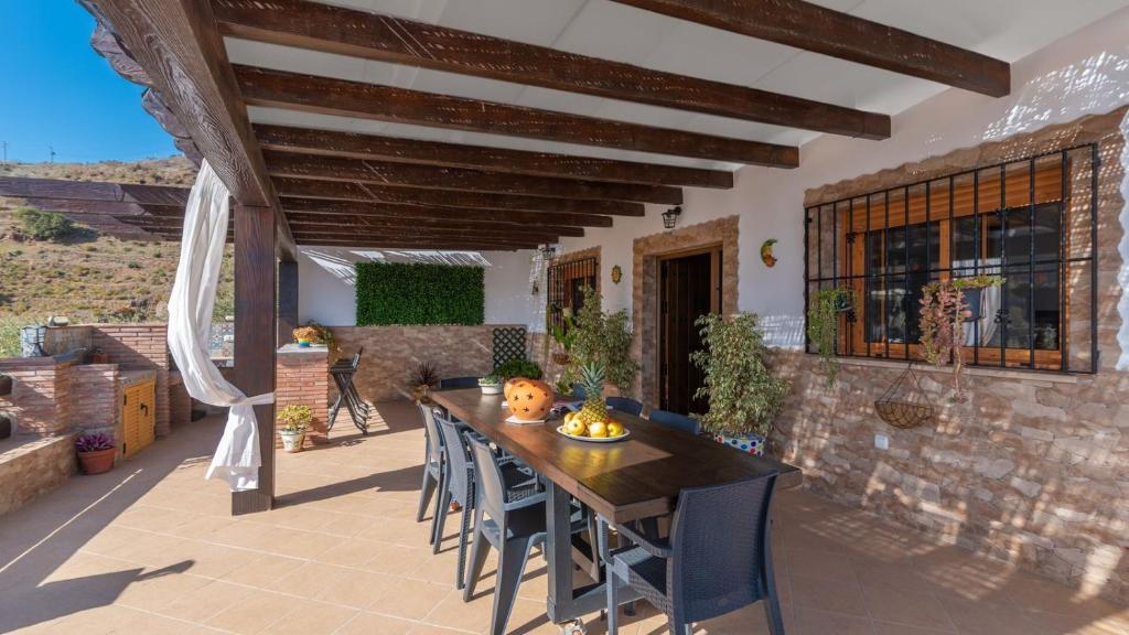 Patio lub wspólna przestrzeń na świeżym powietrzu w obiekcie Cortijo El Manzano Salvatierra Torrox by Ruralidays