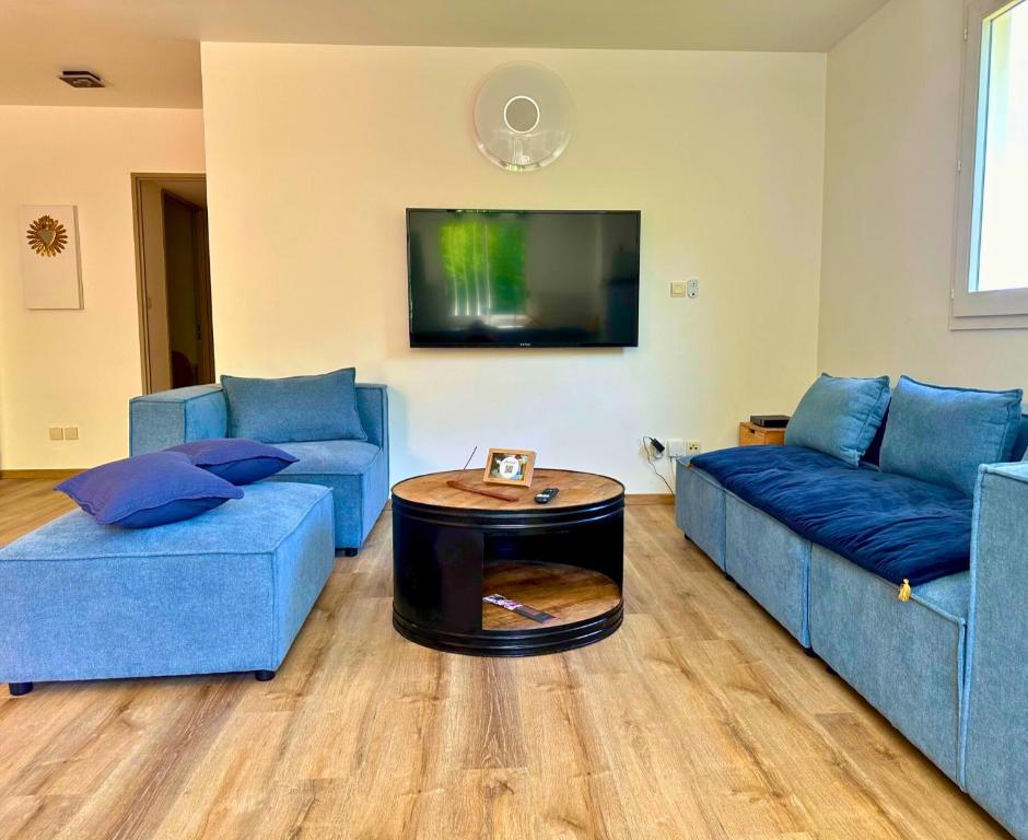 Posezení v ubytování Le Roquefeuil T4 Duplex St-Gilles