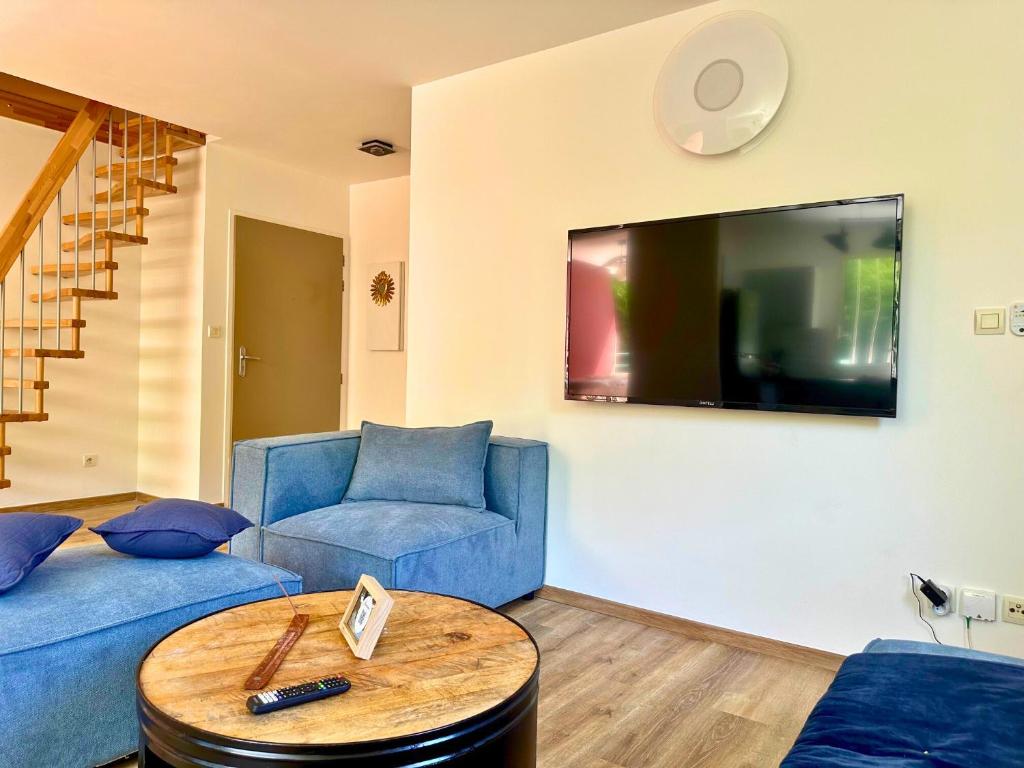 TV a/nebo společenská místnost v ubytování Le Roquefeuil T4 Duplex St-Gilles