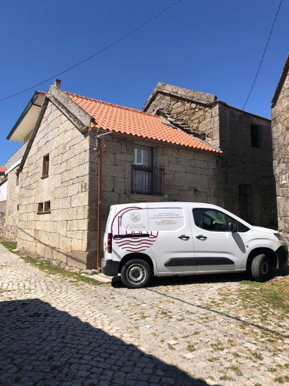a white van parked in front of a building at Casa da Tia Balbina - Medeiros in Medeiros