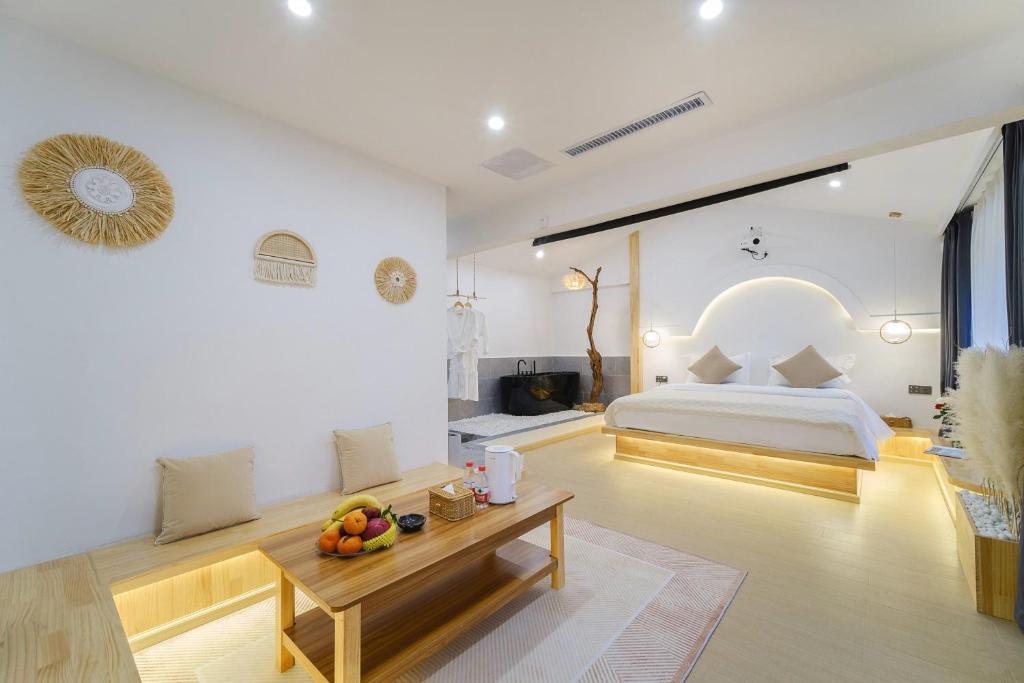ein Schlafzimmer mit einem Bett und einem Tisch mit Obst darauf in der Unterkunft Leisure Inn 悠然小栈 in Lijiang