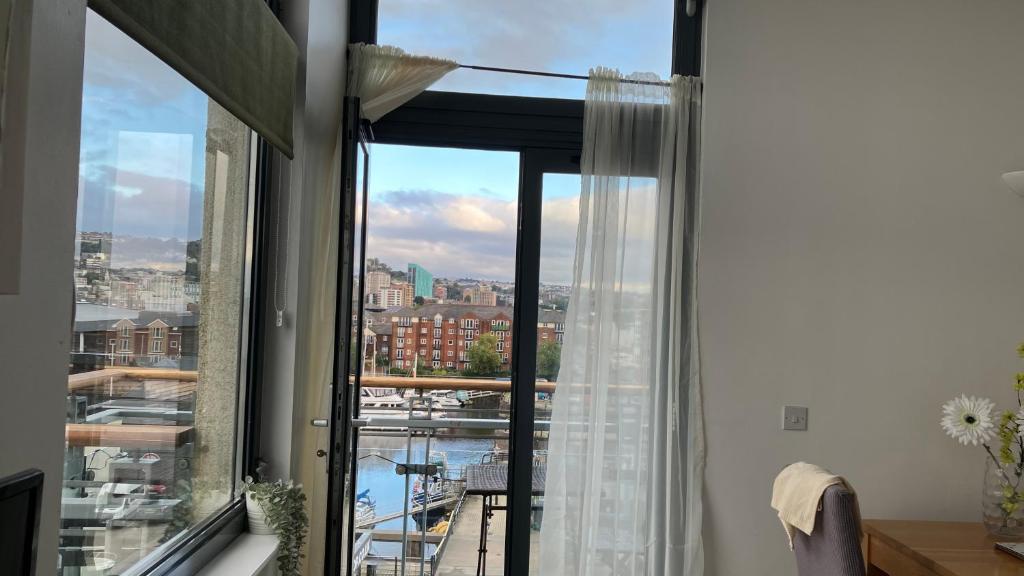 SWANSEA MARINA & ARENA VIEW Mins to Beach & City - Housity