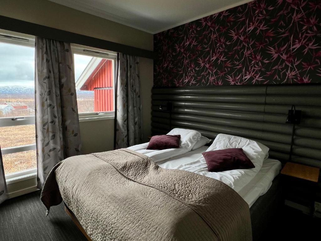Postel nebo postele na pokoji v ubytování Lakselv Hotel