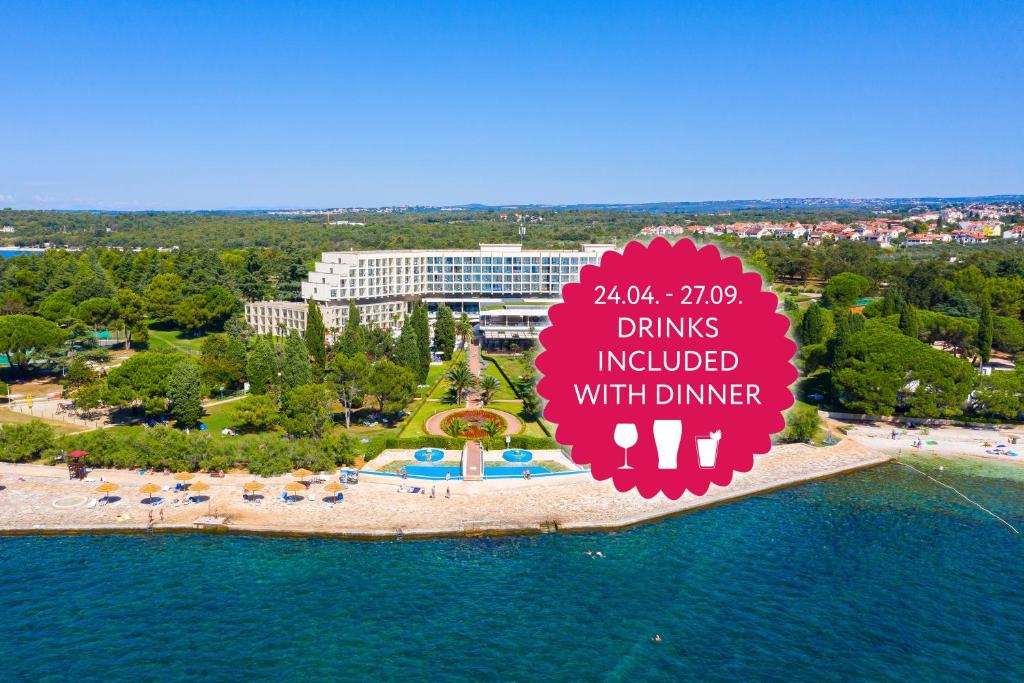 una isla en el agua con un cartel que lee bebidas incluidas en la cena en Hotel Materada Plava Laguna, en Poreč