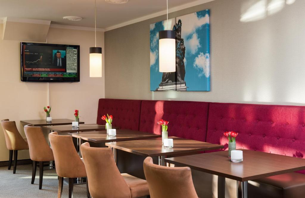 TV a/nebo společenská místnost v ubytování Leonardo Hotel & Residenz Muenchen