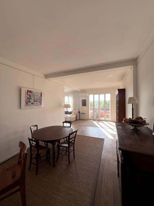 un salon avec une table et des chaises dans l'établissement Spacieux T2 centre-ville Aix, à Aix-en-Provence