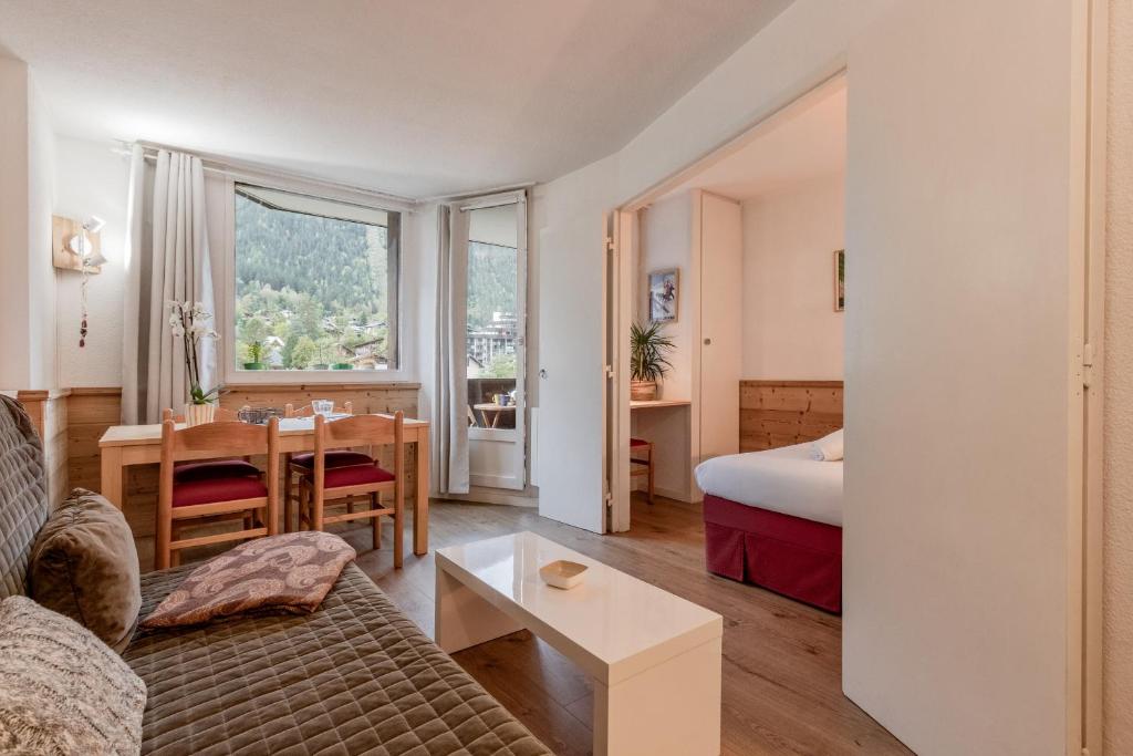 une chambre d'hôtel avec un lit et une table dans l'établissement Grepon Paradis - Chamonix - Proche Aiguille Midi, à Chamonix-Mont-Blanc