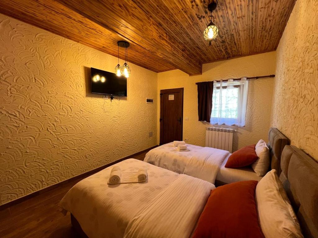 Postel nebo postele na pokoji v ubytování Guesthouse Gjoni Theth
