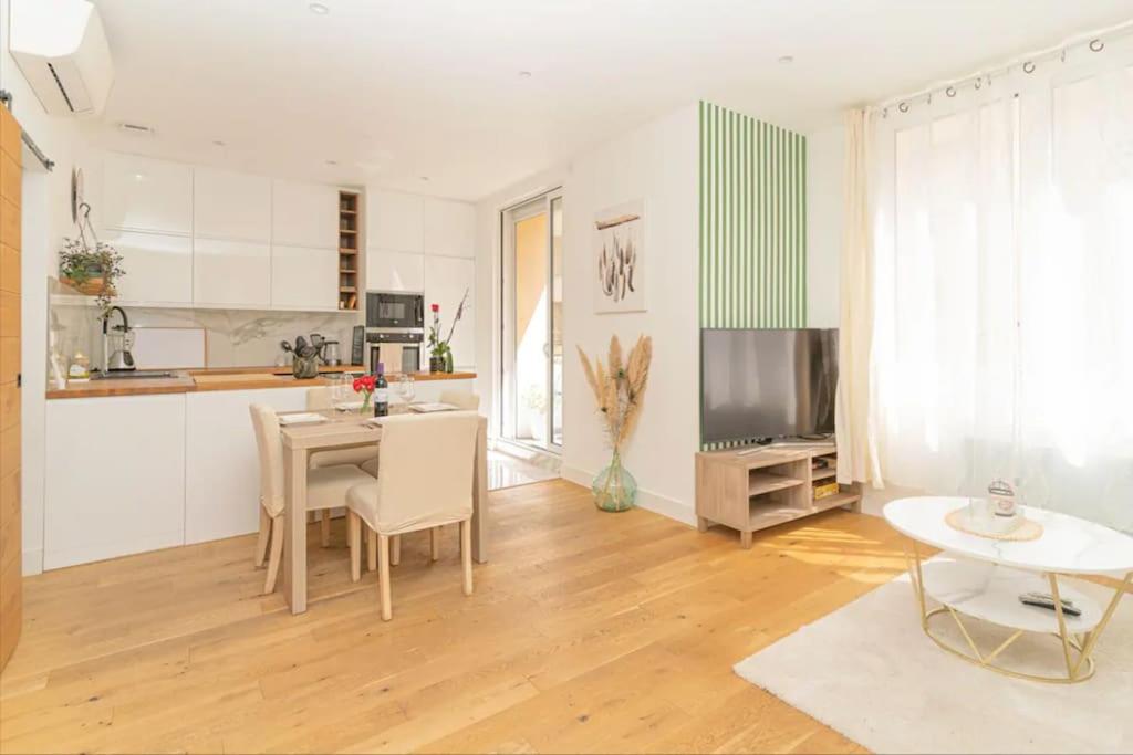 un salon avec une table et une cuisine dans l'établissement Entre Terre & Mer Chez Milann, à Marseille