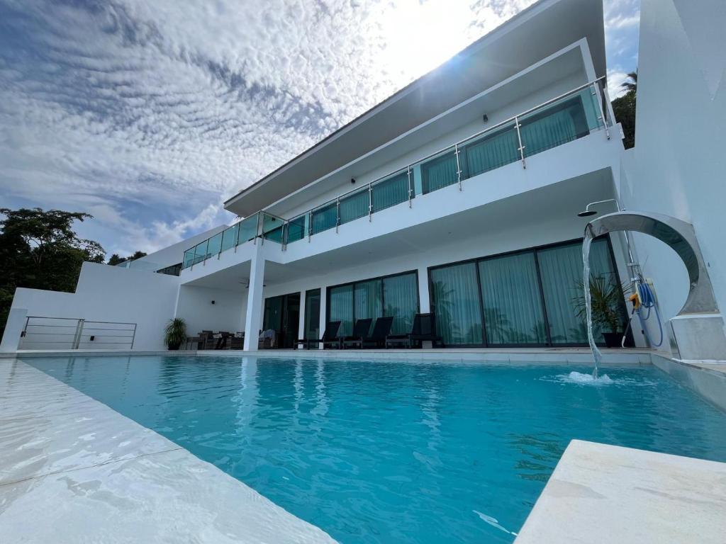 Bazén v ubytování Harmony Sea View Villa nebo v jeho okolí