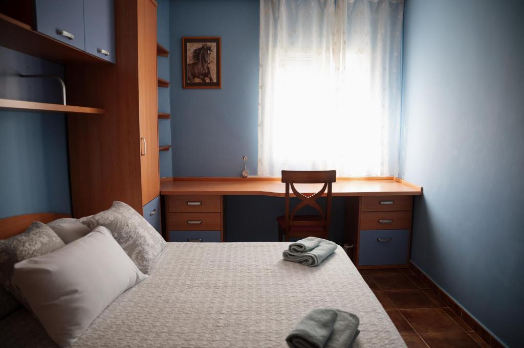 A bed or beds in a room at Casa La Sinagoga de Trujillo