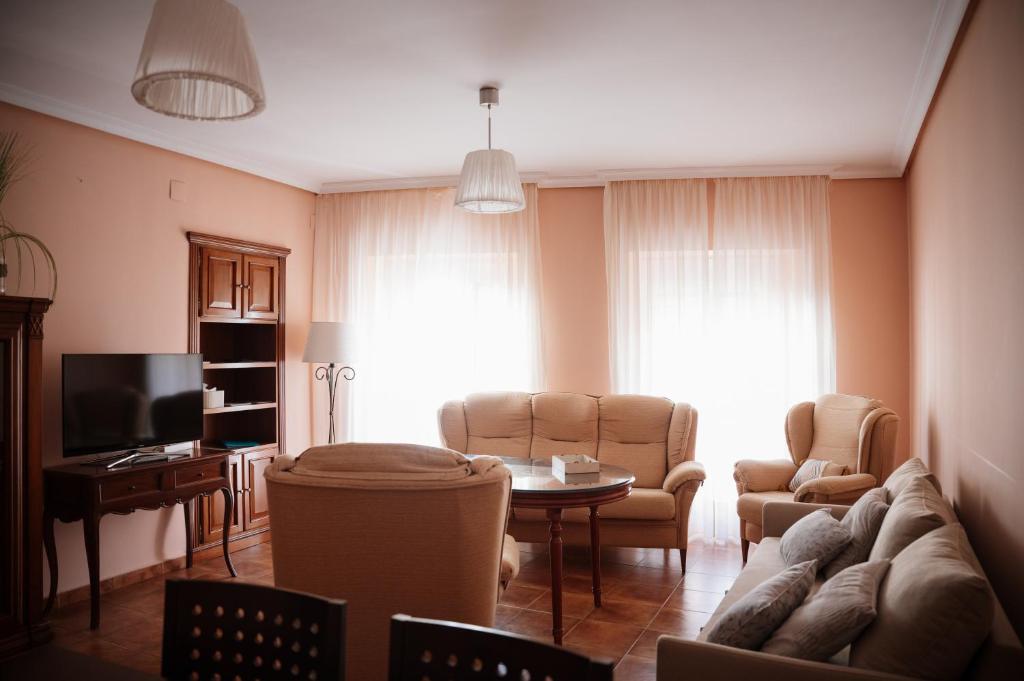 A television and/or entertainment centre at Casa La Sinagoga de Trujillo